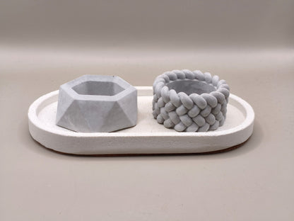 Διπλό τσιμεντένιο ρεσώ σε γκρι χρώμα πάνω σε άσπρη τσιμεντένια βάση