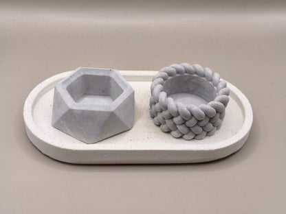 Διπλό τσιμεντένιο ρεσώ σε γκρι χρώμα πάνω σε άσπρη τσιμεντένια βάση