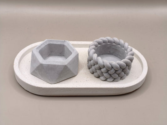 Διπλό τσιμεντένιο ρεσώ σε γκρι χρώμα πάνω σε άσπρη τσιμεντένια βάση