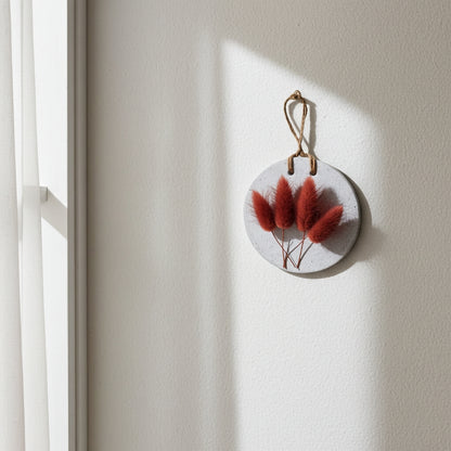 Τσιμεντένιο διακοσμητικό τοίχου με αποξηραμένα λουλούδια σε τοίχο