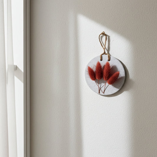 Τσιμεντένιο διακοσμητικό τοίχου με αποξηραμένα λουλούδια σε τοίχο