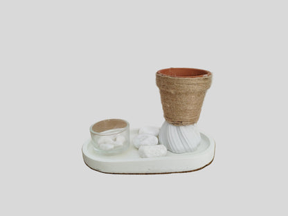 Τσιμεντένιο πιάτο με ρεσώ και μικρό γλαστράκι σε άσπρο φόντο