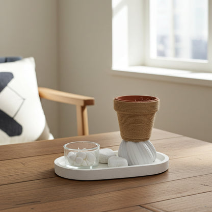 Τσιμεντένιο πιάτο με ρεσώ και μικρό γλαστράκι πάνω σε ξύλινο τραπέζι