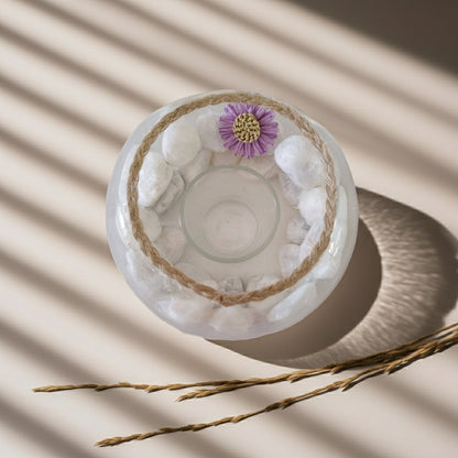 Διακοσμητική γυάλα με τσιμέντο και γυάλινο ρεσώ πάνω σε καφέ επιφάνεια