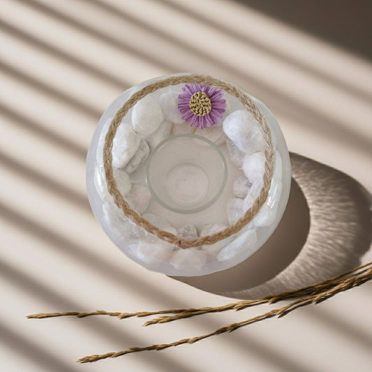 Διακοσμητική γυάλα με τσιμέντο και γυάλινο ρεσώ πάνω σε καφέ επιφάνεια