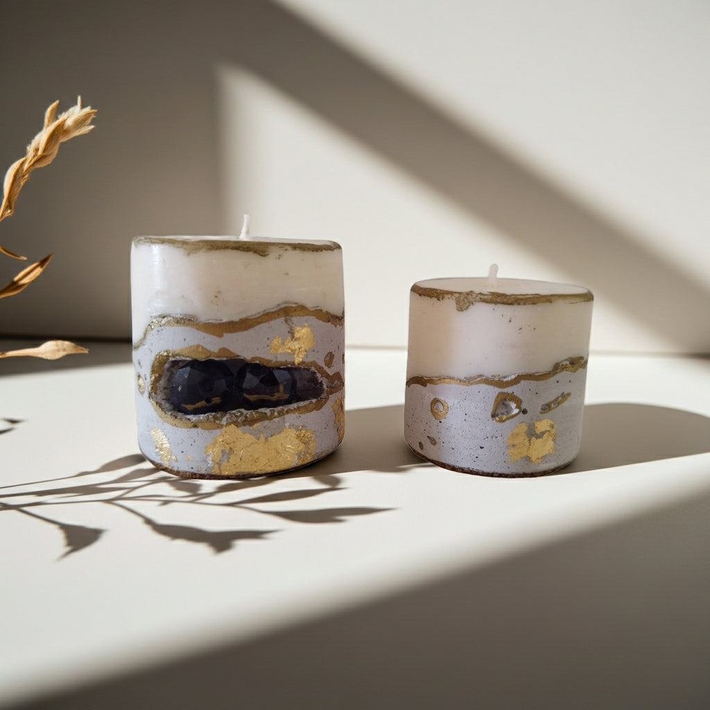 Κεριά σόγιας μεσαίου μεγέθους με τσιμεντένια βάση και μωβ χαντρες πάνω σε τραπέζι