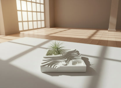 Τσιμεντένιο διακοσμητικό με αερόφυτο και κερί σόγιας πάνω σε ξύλινο τραπέζι