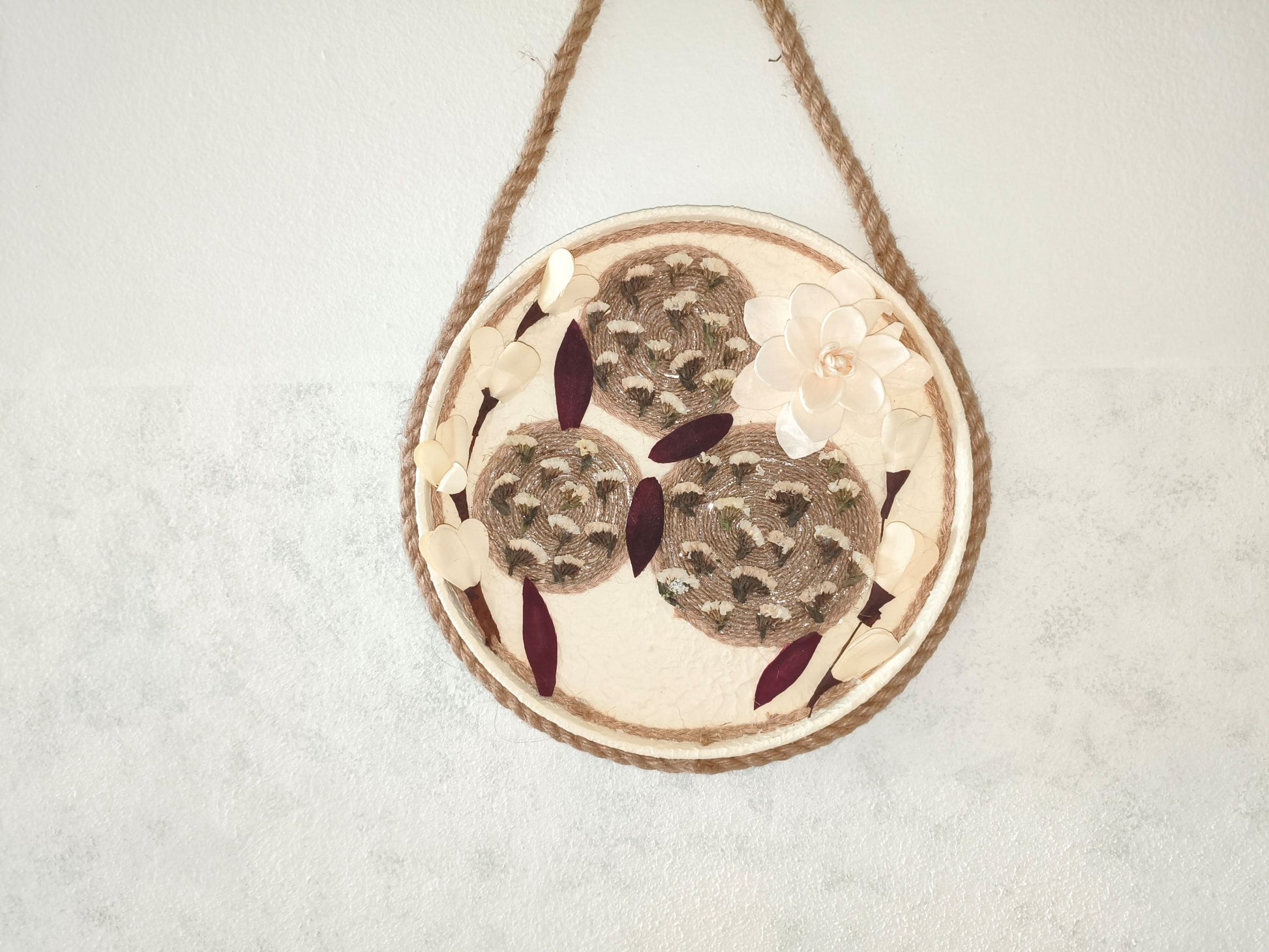 Τσιμεντένιο διακοσμητικό τοίχου με χάρτινα και αποξηραμένα λουλούδια