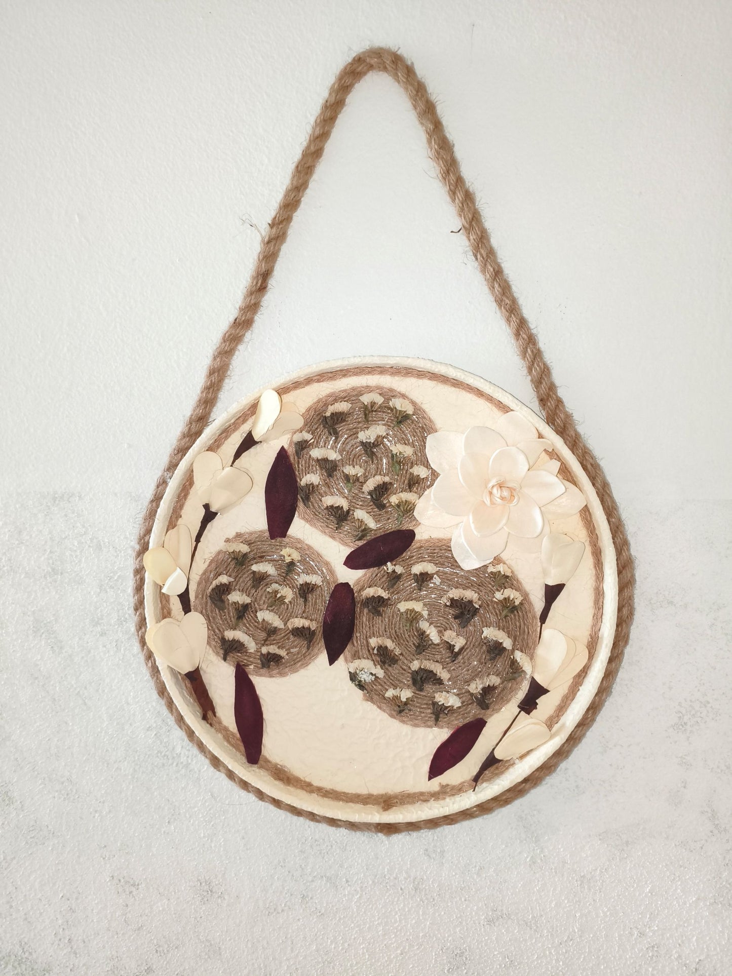 Τσιμεντένιο διακοσμητικό τοίχου με χάρτινα και αποξηραμένα λουλούδια