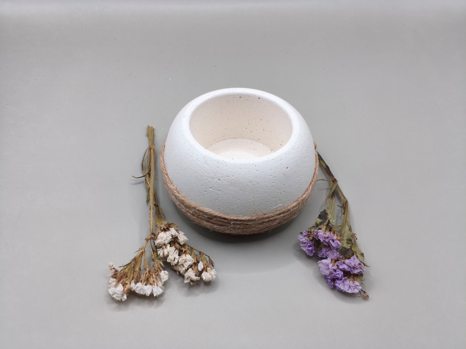 Τσιμεντένιο στρογγυλό ρεσώ με σχοινί σε γκρι φόντο